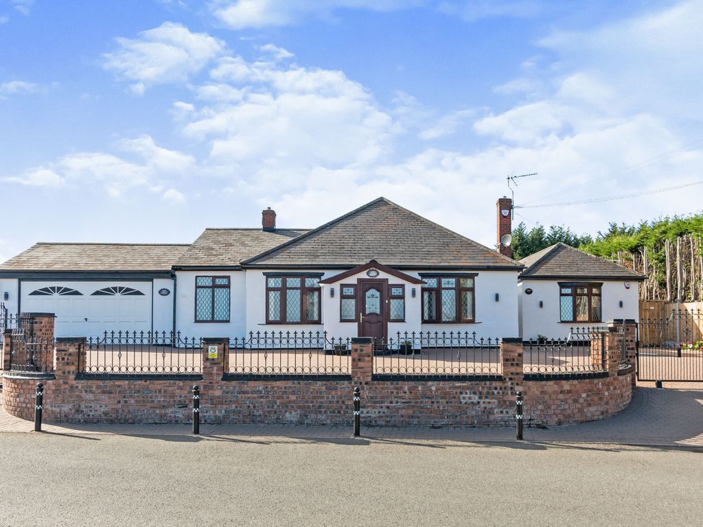 4 bed bungalow for sale in Wiggins Hill Road, Wishaw, Sutton Coldfield