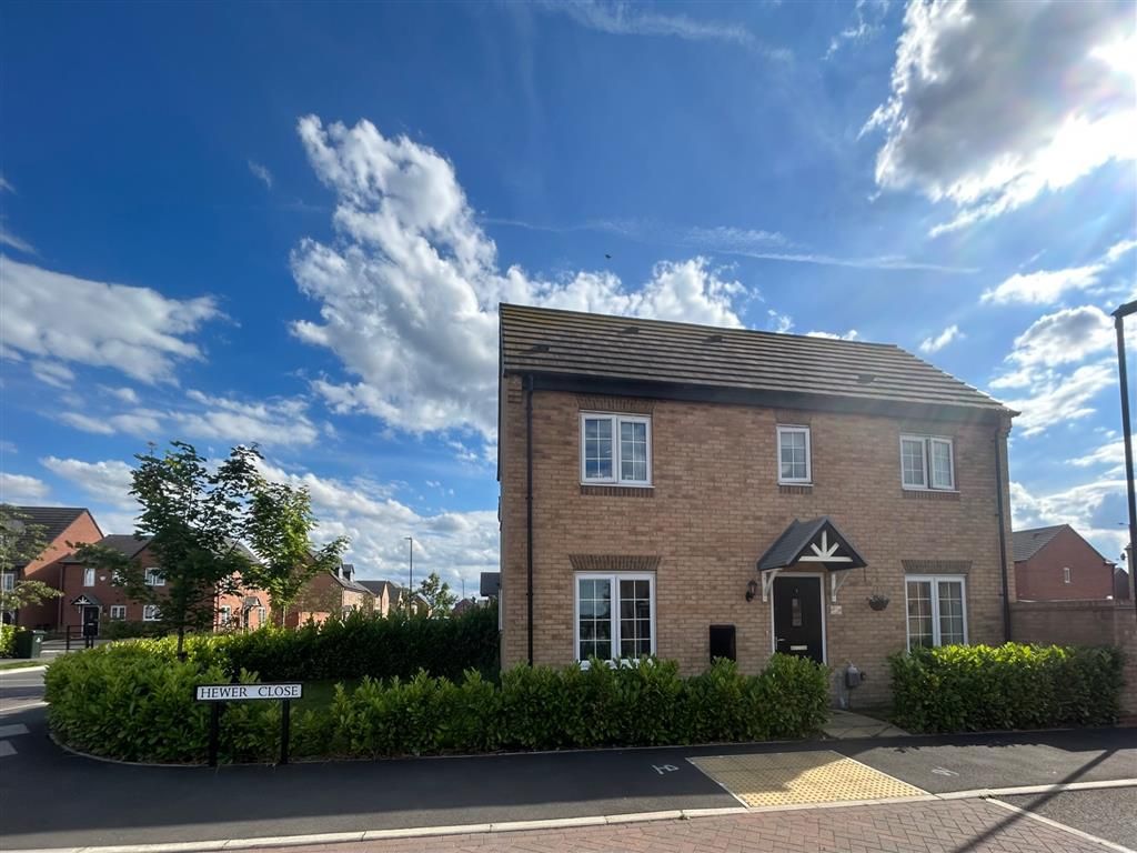 3 bed semidetached house to rent in Hewer Close, New Rossington