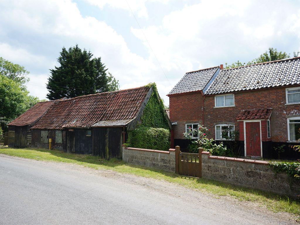 2 bed semidetached house for sale in The Old St. Michael South