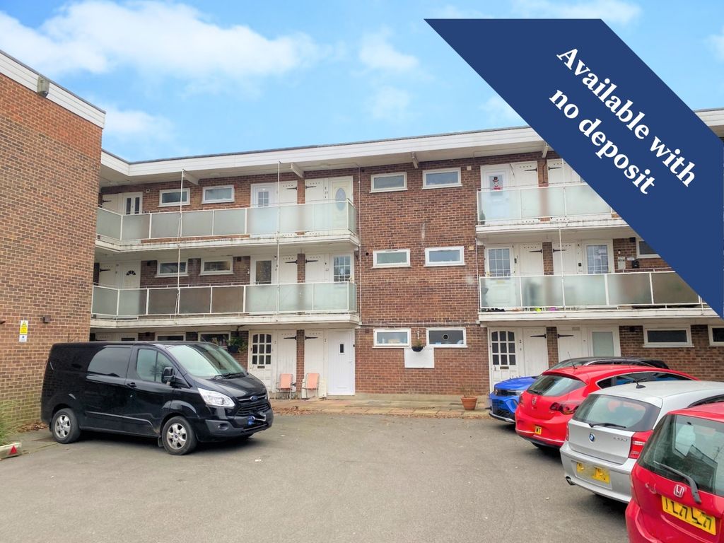 Studio to rent in Barnfield Road, Crawley RH10, £850 pcm Zoopla