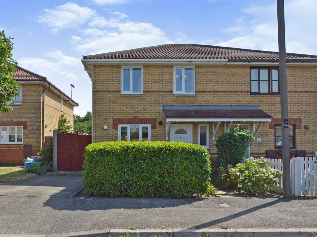 3 bed semidetached house for sale in Balmerino Close, Monkston, Milton