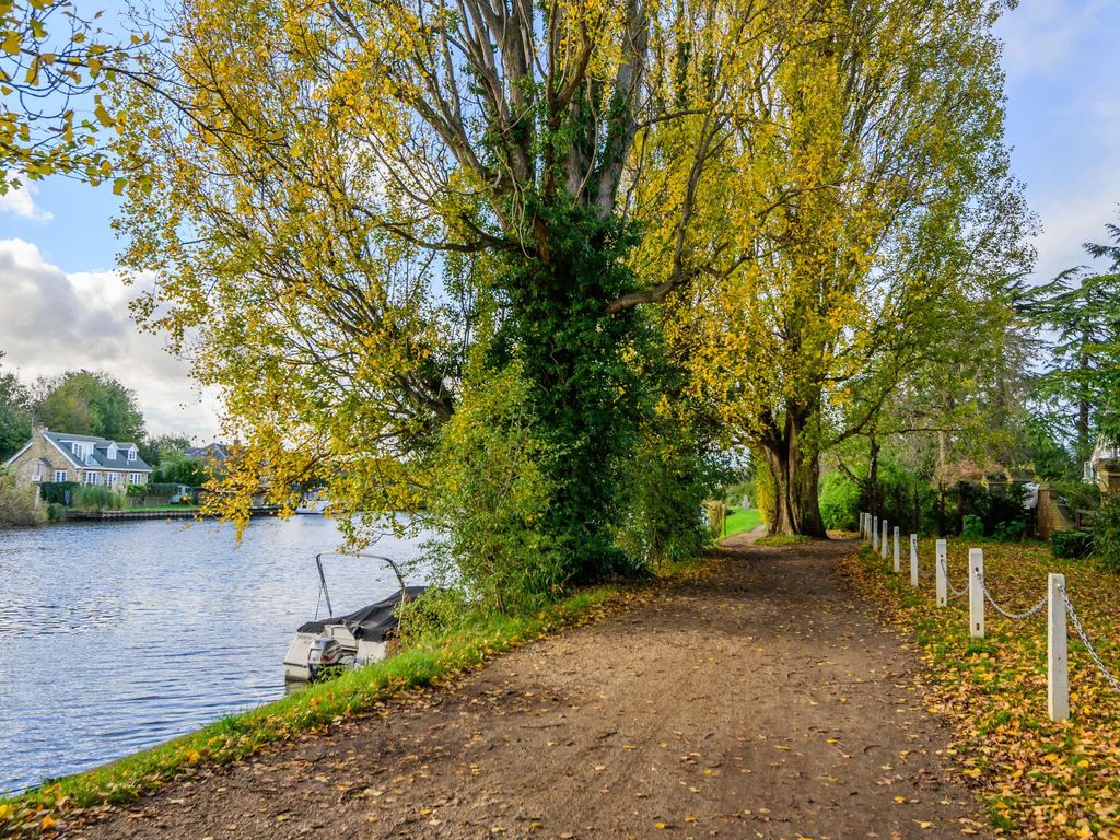 4 bed end terrace house for sale in Belle Vue Close, StainesUpon