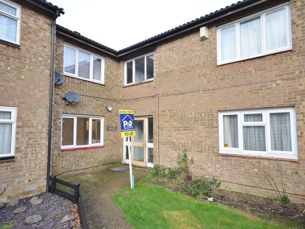 Studio to rent in Cumbria Close, Houghton Regis, Dunstable LU5, £700