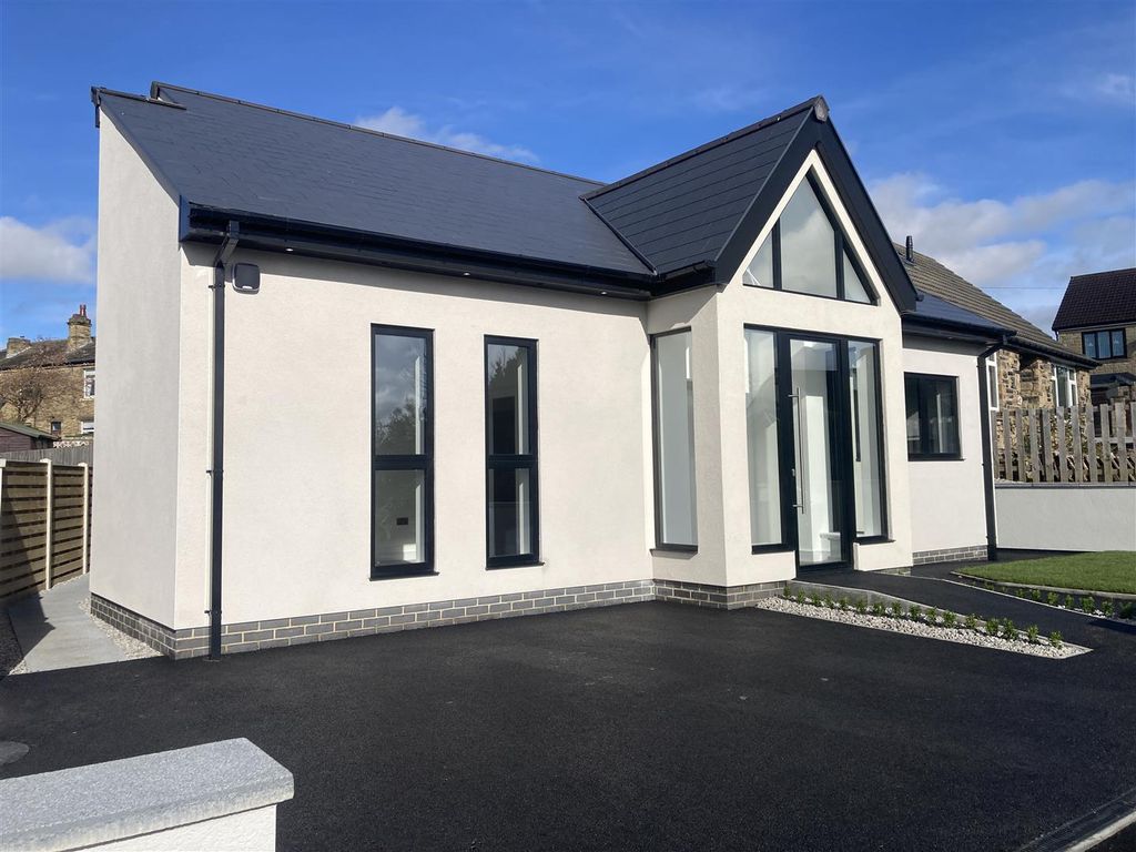 2 bed detached bungalow for sale in West Royd Avenue, Mirfield WF14, £