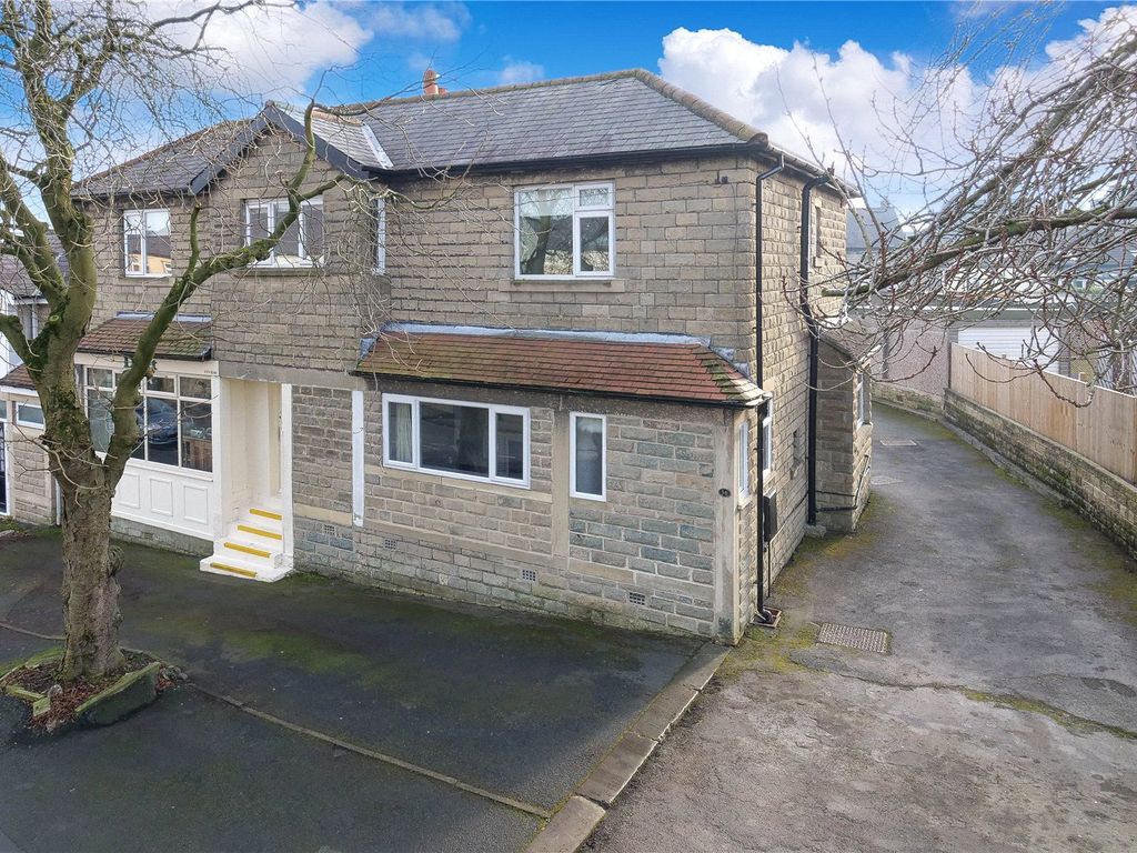 4 bed detached house to rent in Westgate, Baildon, Shipley, West
