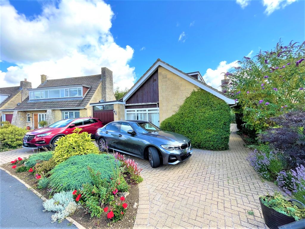 4 bed bungalow for sale in Sutton Park, Blunsdon, Swindon SN26, £