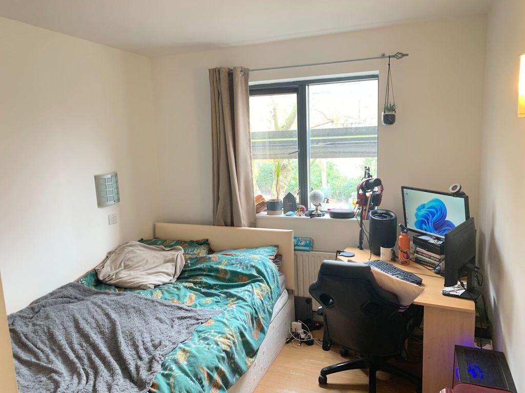 Room to rent in Mile End Road, London E1, £900 pcm Zoopla