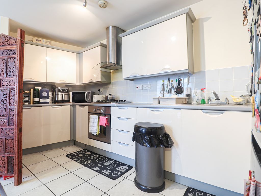 2 bed flat for sale in Heath Road, Hounslow TW3 Zoopla