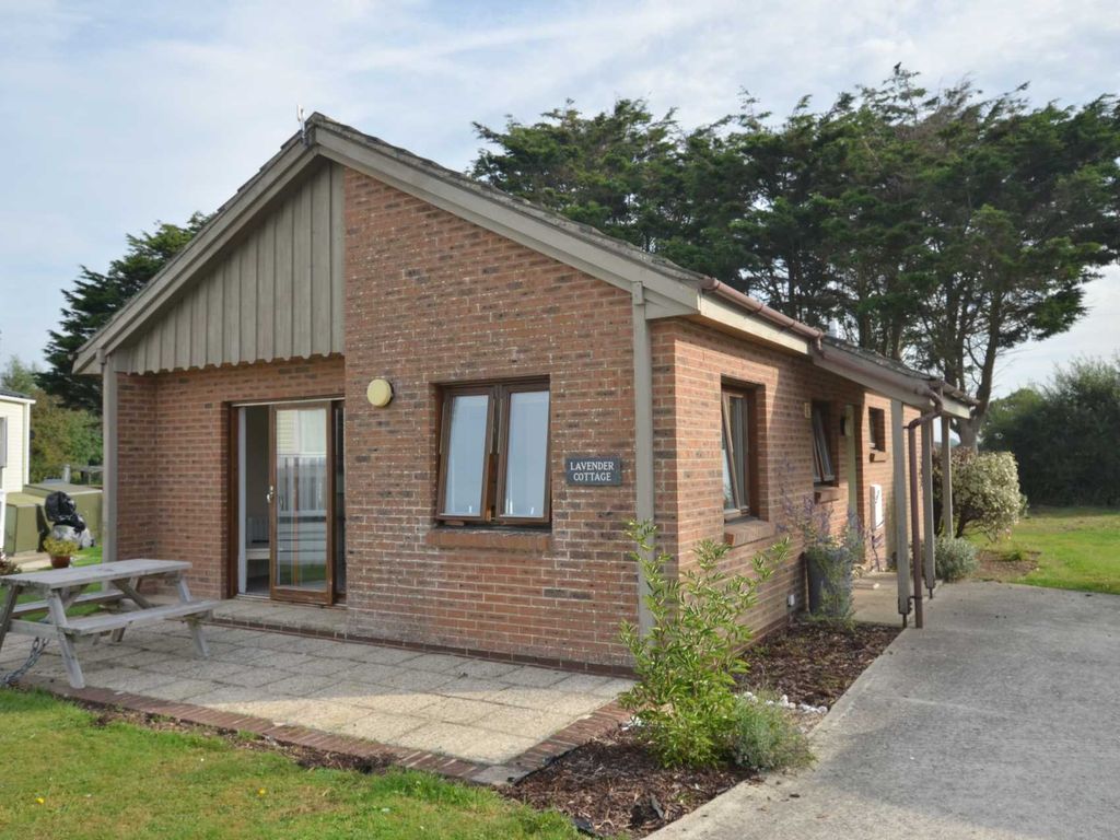 3 bed bungalow to rent in Bracklesham Lane, Bracklesham PO20, £1,100