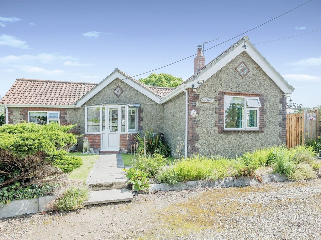 2 bed detached bungalow for sale in Banningham Road, Aylsham, Norwich