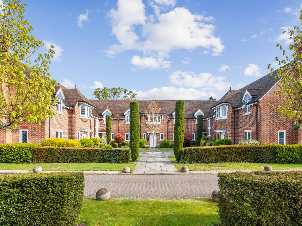 4 bed terraced house for sale in Drift Road, Winkfield SL4, £965,000