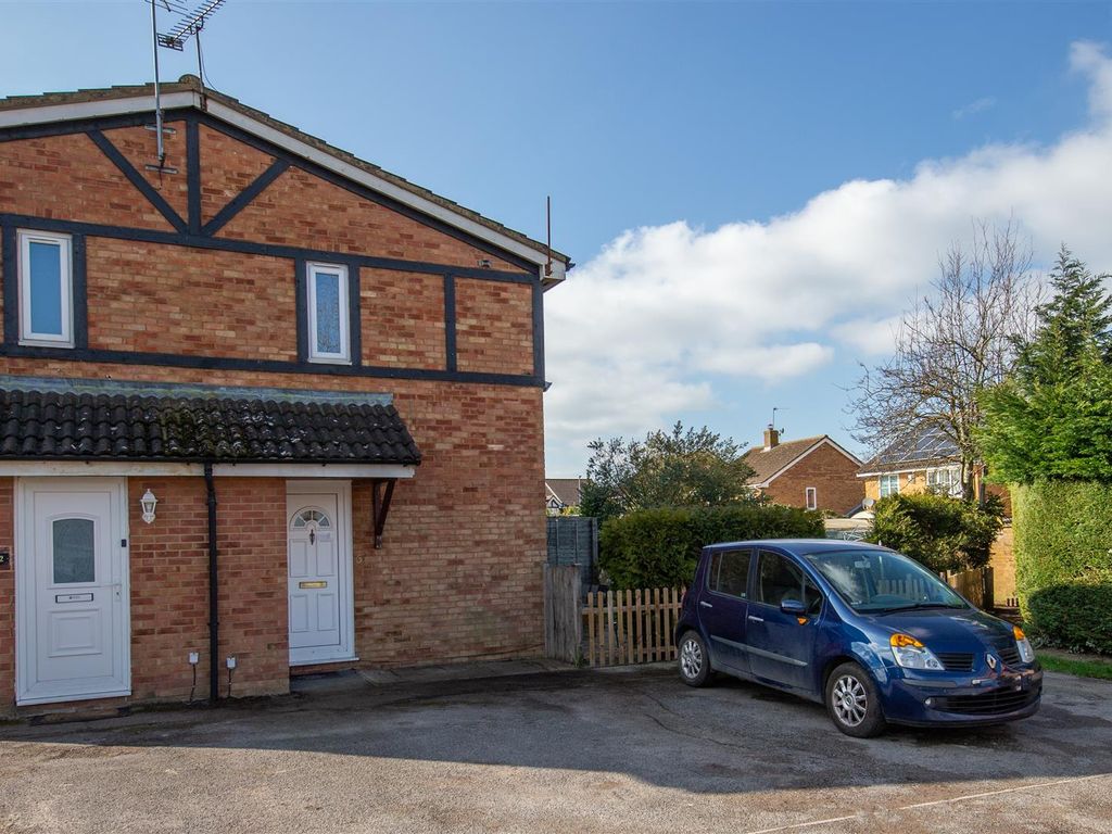 1 bed detached house for sale in Swan Mead, Luton, Bedfordshire LU4