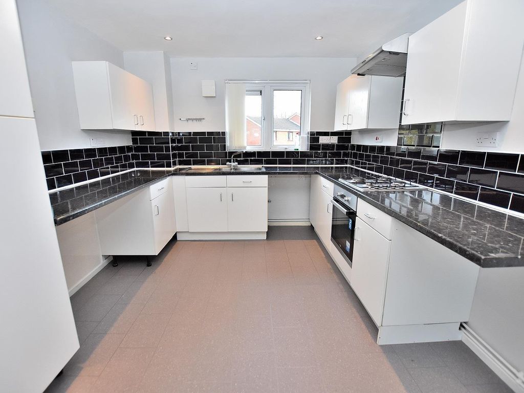 3 bed flat to rent in Duffield Close, Pendeford, Wolverhampton WV8, £