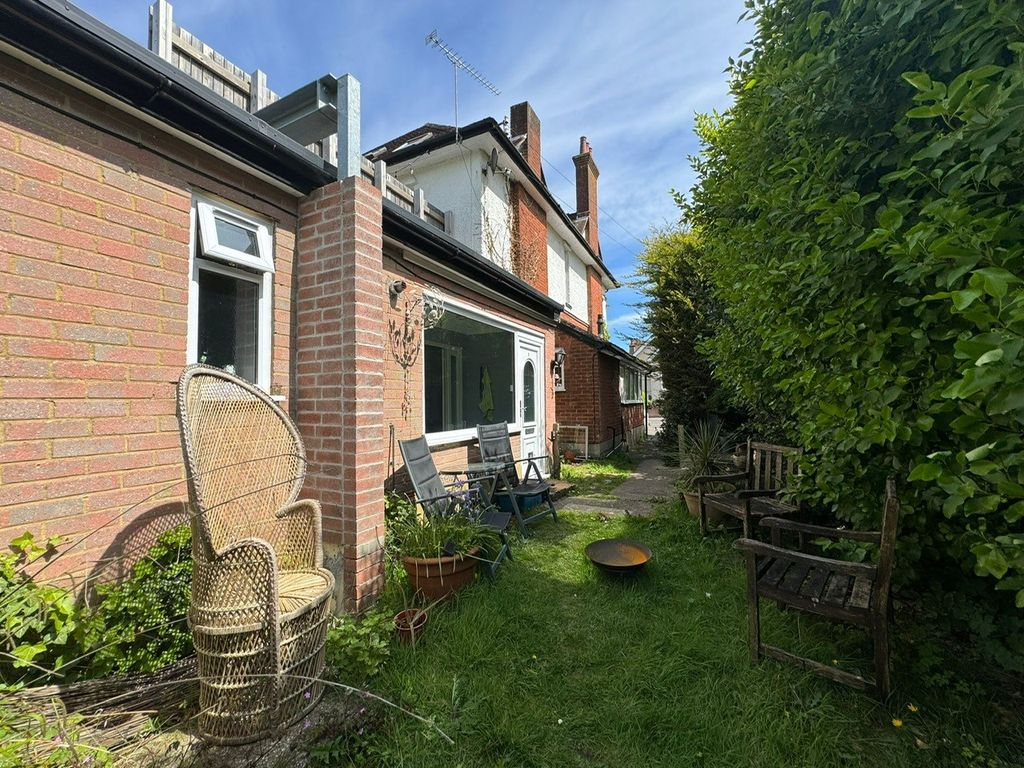 2 bed flat to rent in Queens Park Gardens, Bournemouth BH8, £1,250 pcm