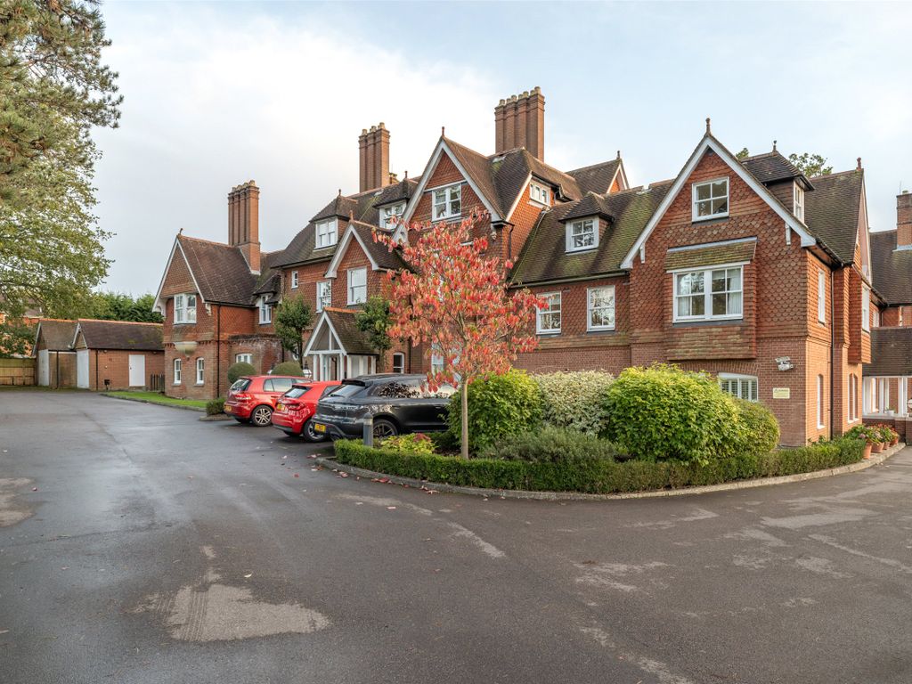 3 bed flat for sale in Oaks Road, Wray Common, Reigate, Surrey RH2, £