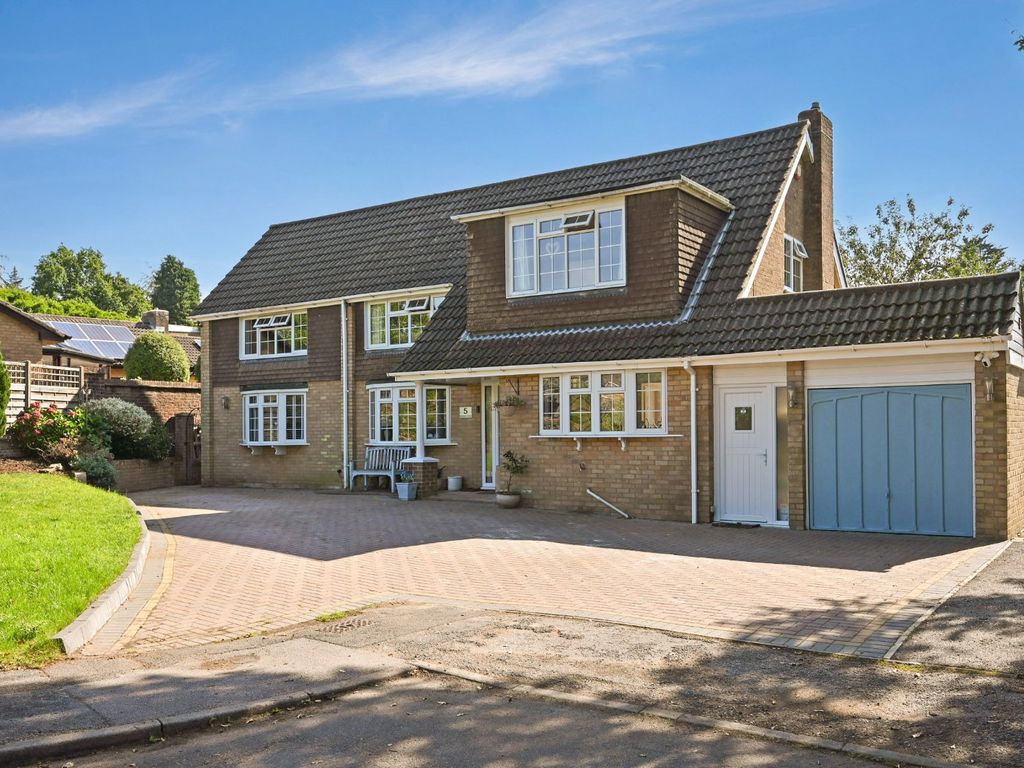 4 bed detached house for sale in Blenheim Close, Four Marks, Alton