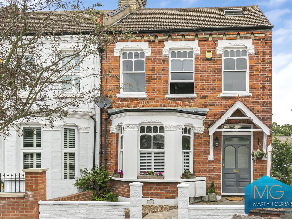 2 bed flat for sale in College Road, Winchmore Hill, London N21, £