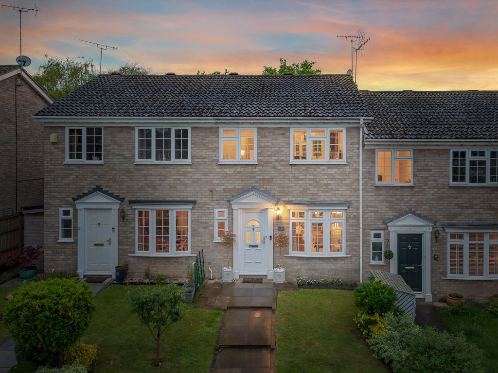 3 bed terraced house for sale in Hillcrest, Weybridge KT13 Zoopla