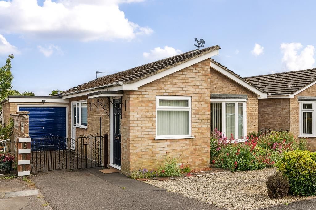 2 bed detached bungalow for sale in Bicester, Oxfordshire OX26, £