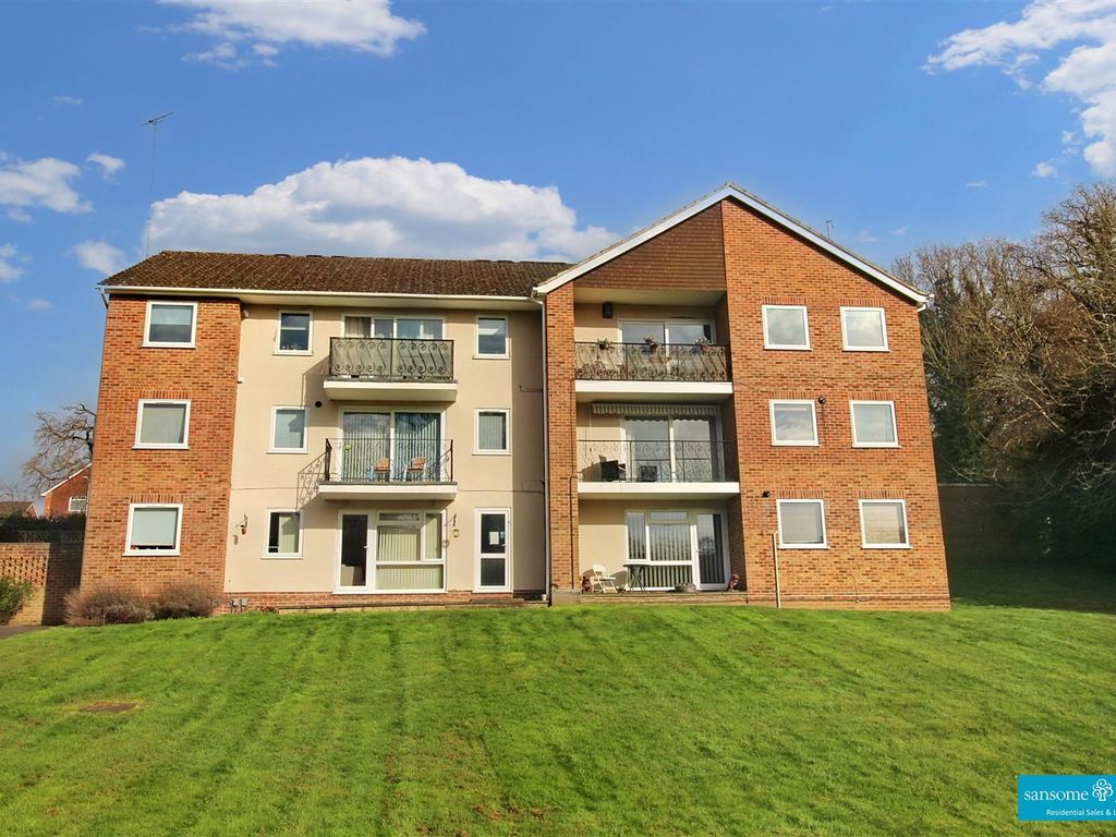 3 bed flat for sale in Robin Way, Tilehurst, Reading RG31, £290,000