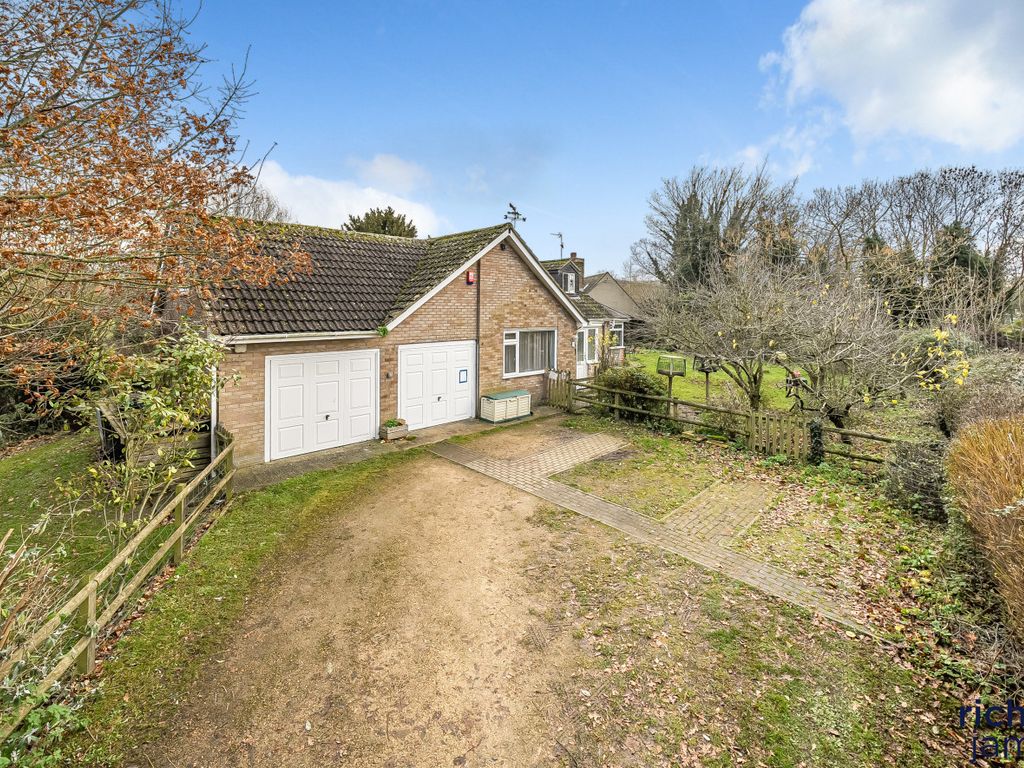 5 bed bungalow for sale in The Forty, Swindon, Wiltshire