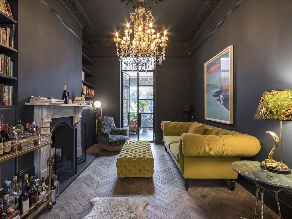 6 bed semidetached house to rent in Navarino Road, Hackney, London E8