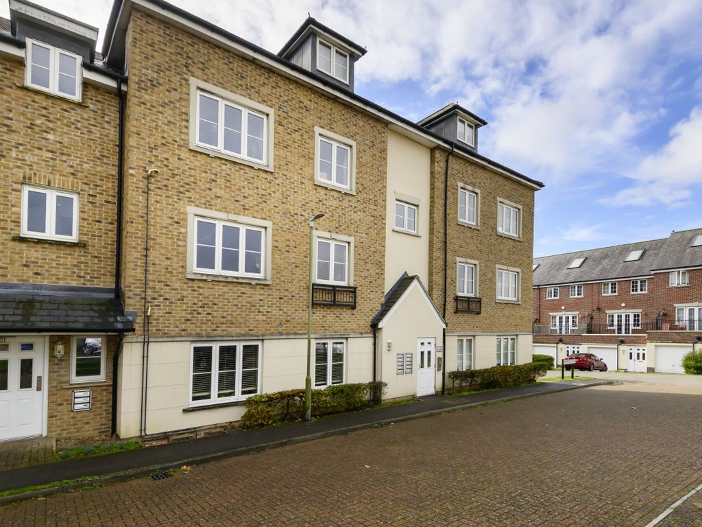 2 bed flat for sale in Allington Close, Farnham GU9, £280,000 - Zoopla