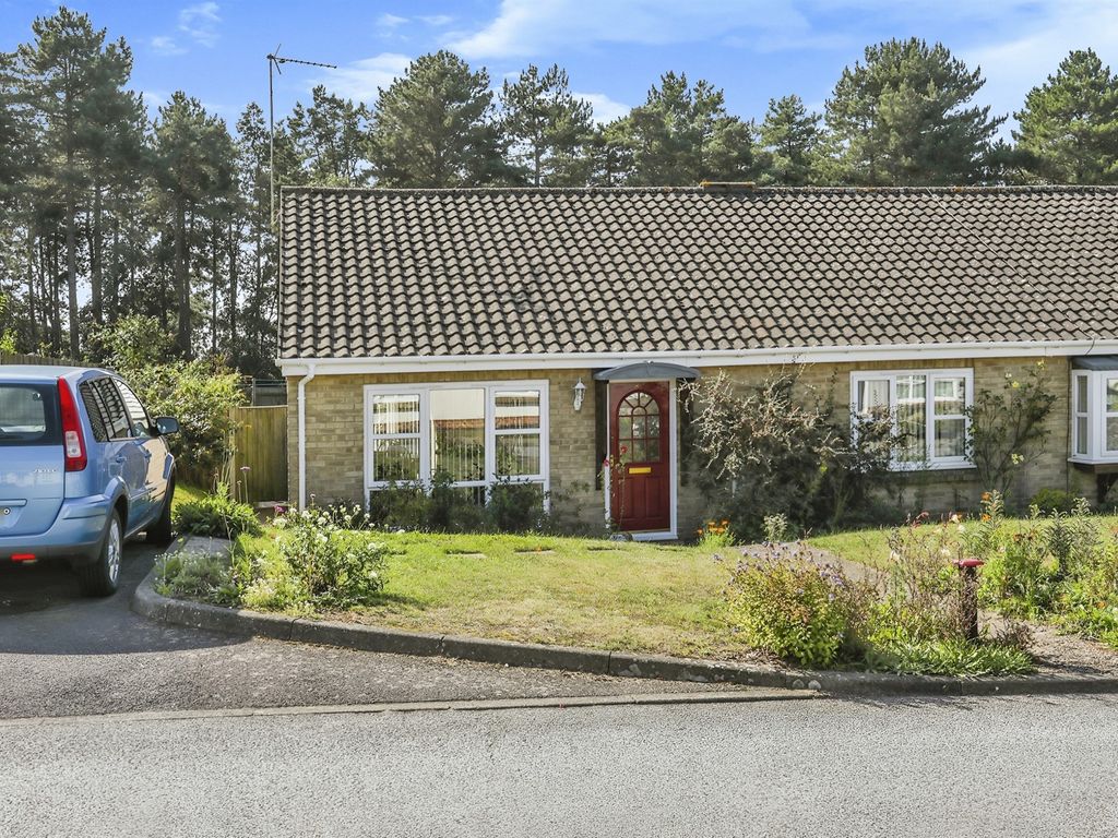 3 bed semidetached bungalow for sale in Greenways, Sutton Heath
