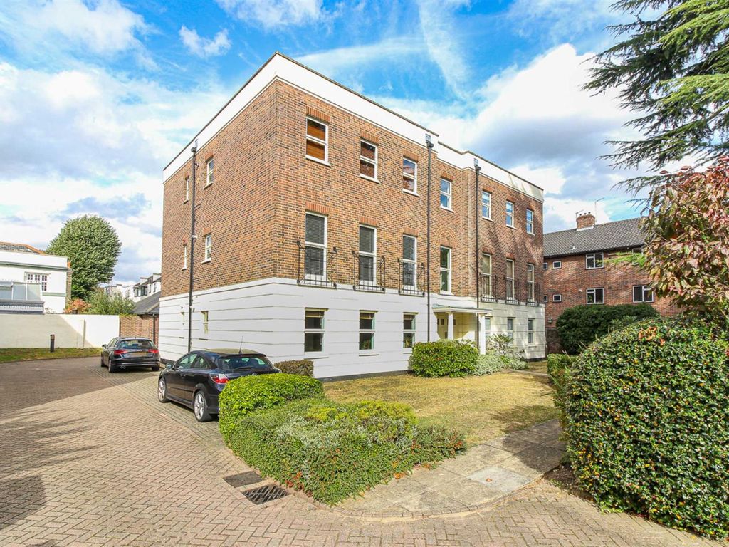 2 bed flat to rent in Buxted Lodge, Buxton Drive, Snaresbrook E11, £