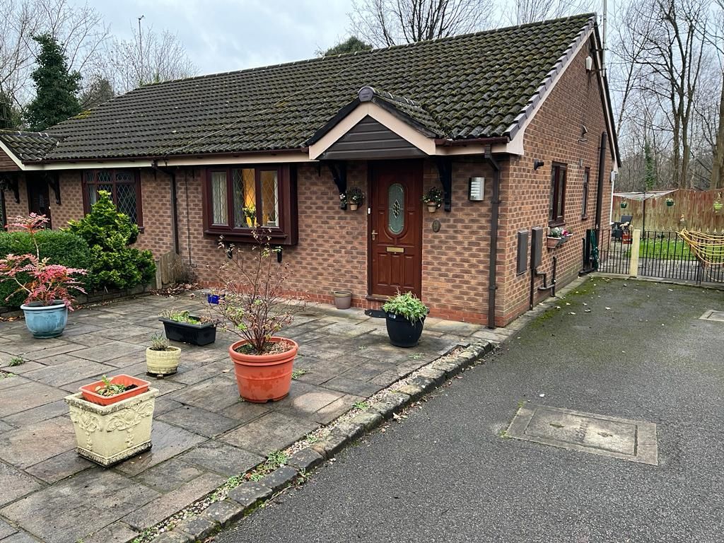 2 bed semidetached bungalow for sale in Mabs Court, AshtonUnderLyne