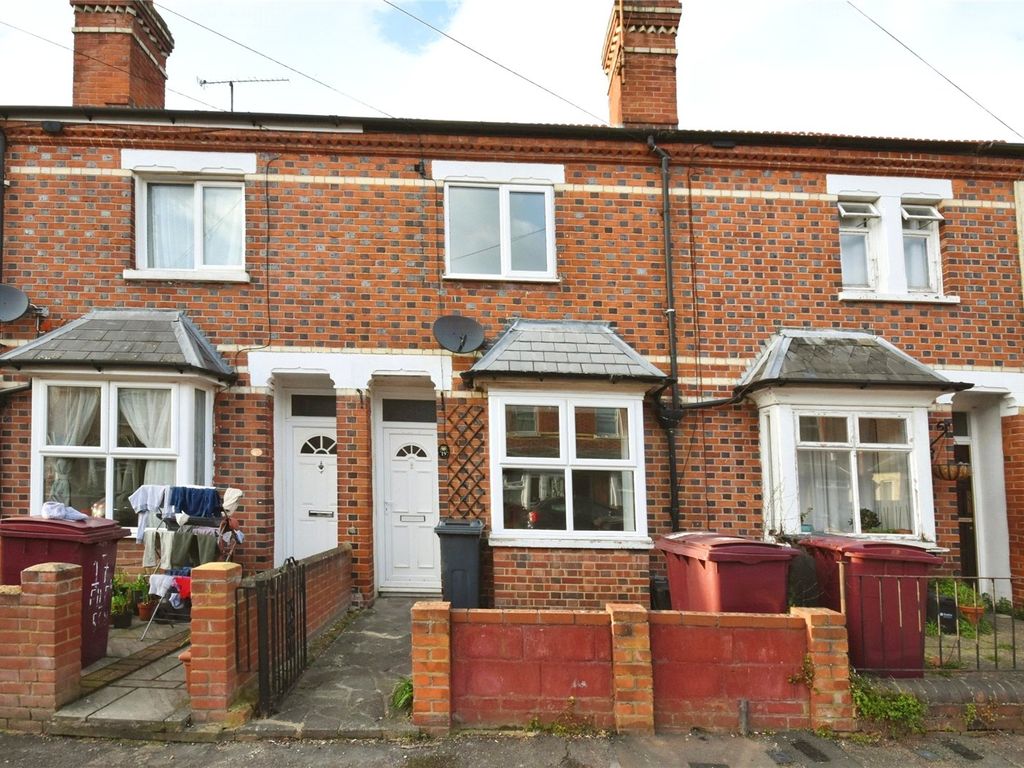 2 bed terraced house to rent in Filey Road, Reading RG1, £1,400 pcm