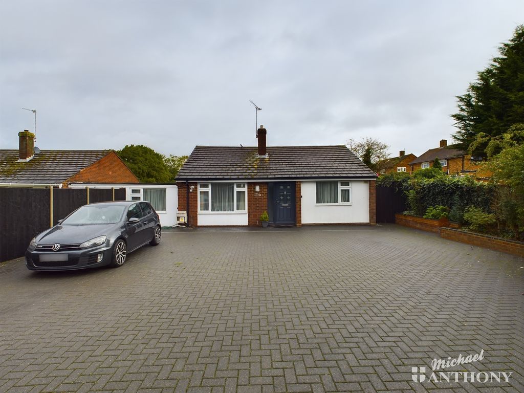 5 bed detached bungalow for sale in Anson Close, Aylesbury HP21, £