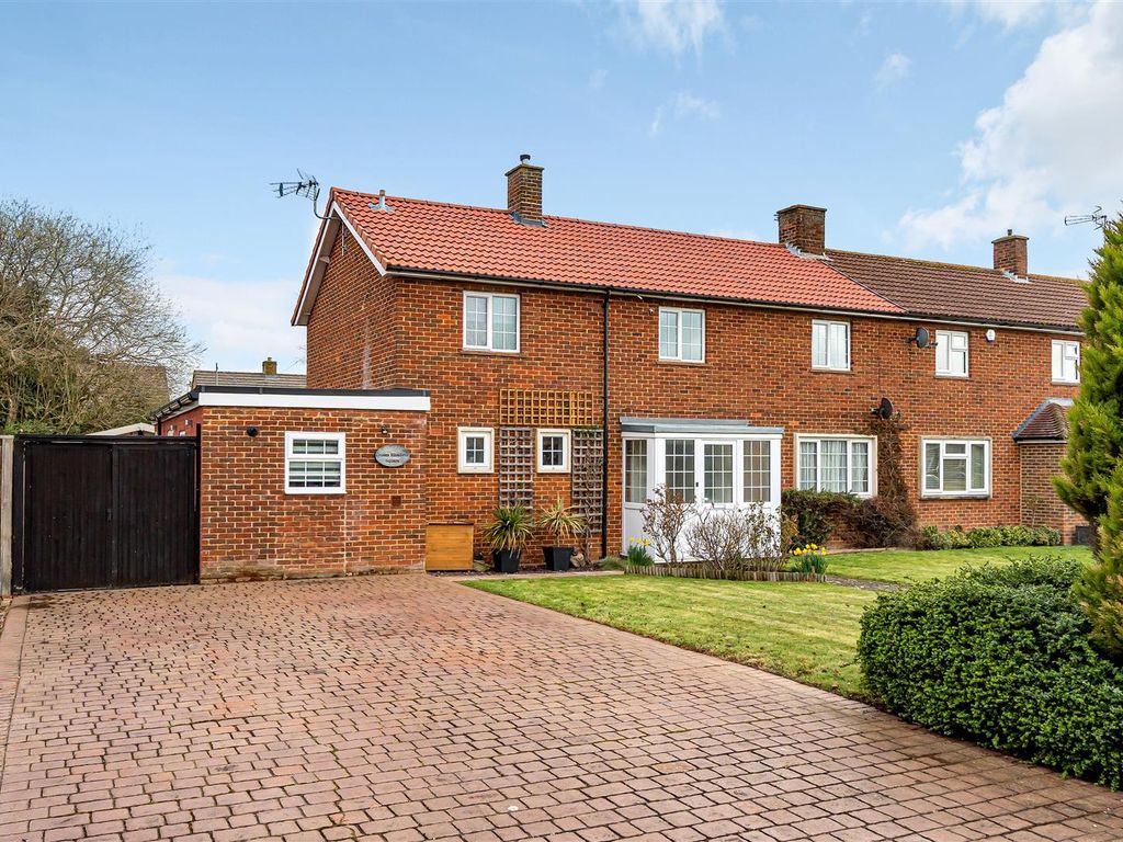 4 bed semidetached house for sale in Queen Elizabeth Square, Maidstone