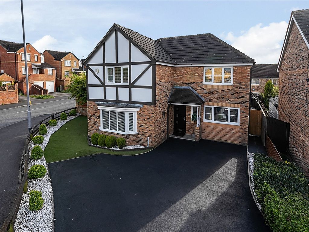 4 bed detached house for sale in Dunniwood Drive, Castleford, West