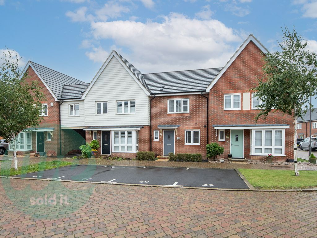 2 bed terraced house for sale in Avalon Street, Berryfields, Aylesbury