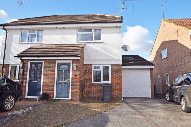 3 bed semidetached house for sale in Gaskell Close, Holybourne, Alton