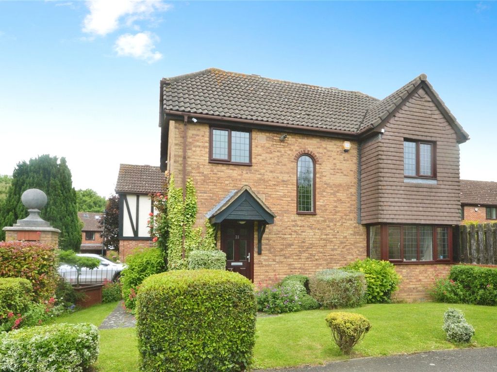 3 bed detached house for sale in Knights Close, Stortford