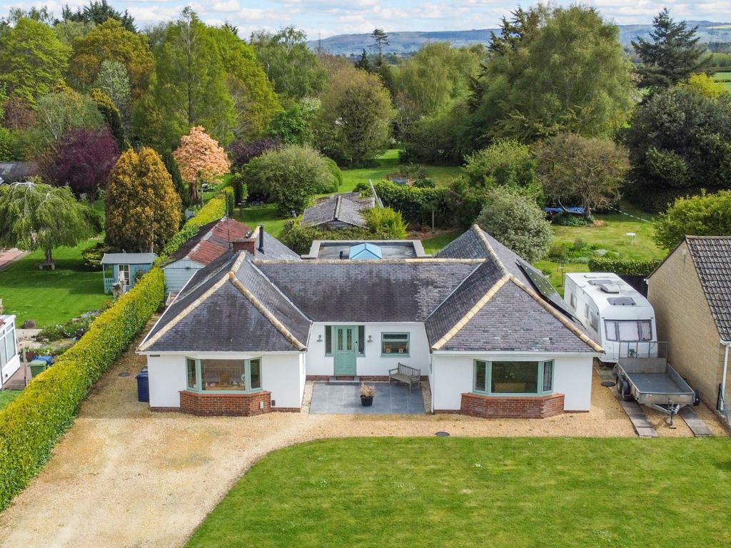 3 bed detached bungalow for sale in Badgeworth Lane, Cheltenham GL51, £
