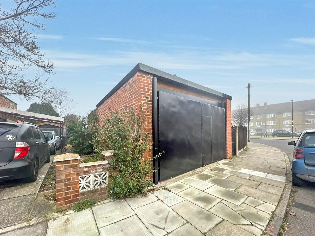1 bed parking/garage for sale in Park Road, Enfield EN3 Zoopla