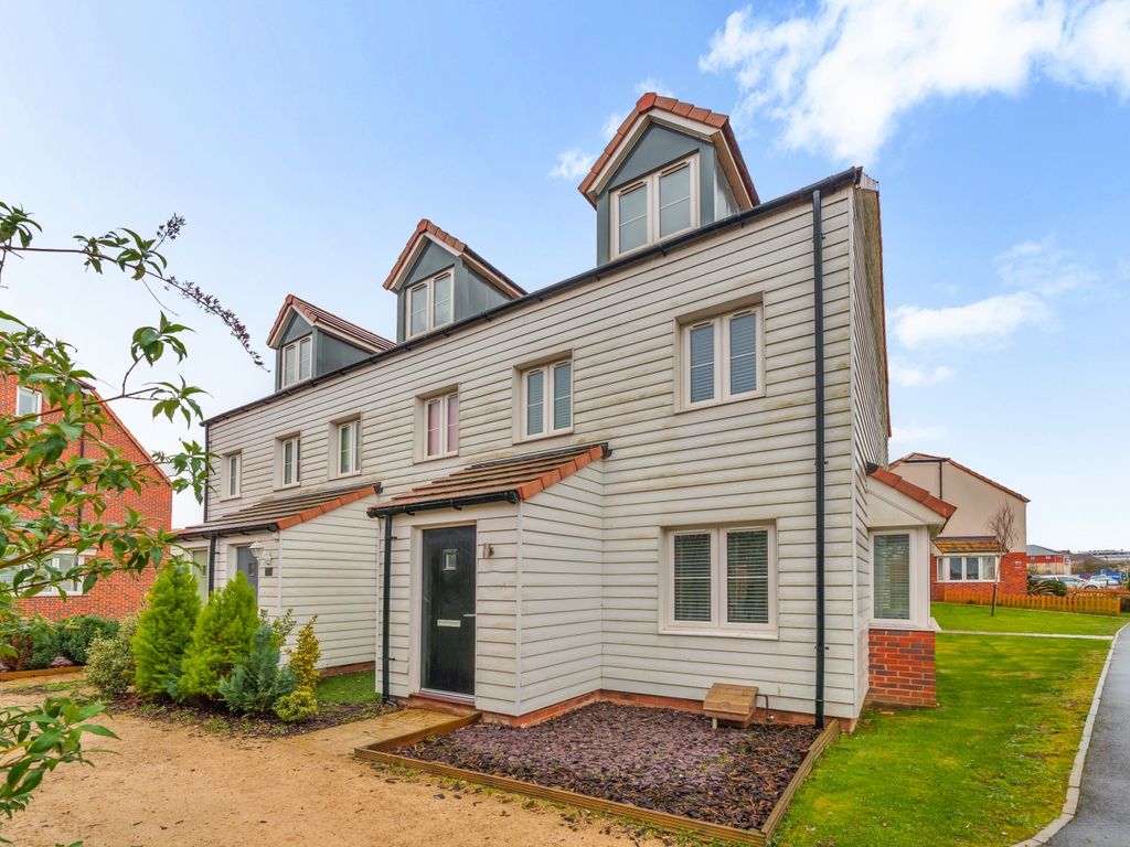 3 bed end terrace house for sale in Ellingham View, Dartford DA1 Zoopla