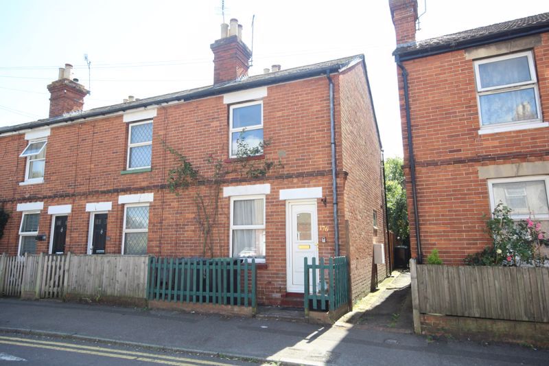 2 bed end terrace house for sale in Vale Road, Tonbridge TN9, £285,000