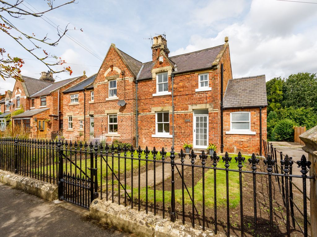 3 bed semidetached house for sale in Myton On Swale, York YO61, £