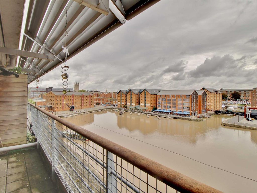 2 bed flat to rent in Severn Road, The Docks, Gloucester GL1, £1,250