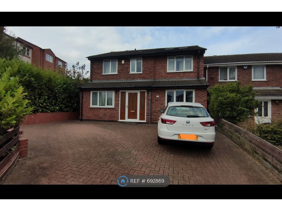 4 bed detached house to rent in Sandhurst Road, Leicester LE3, £2,299