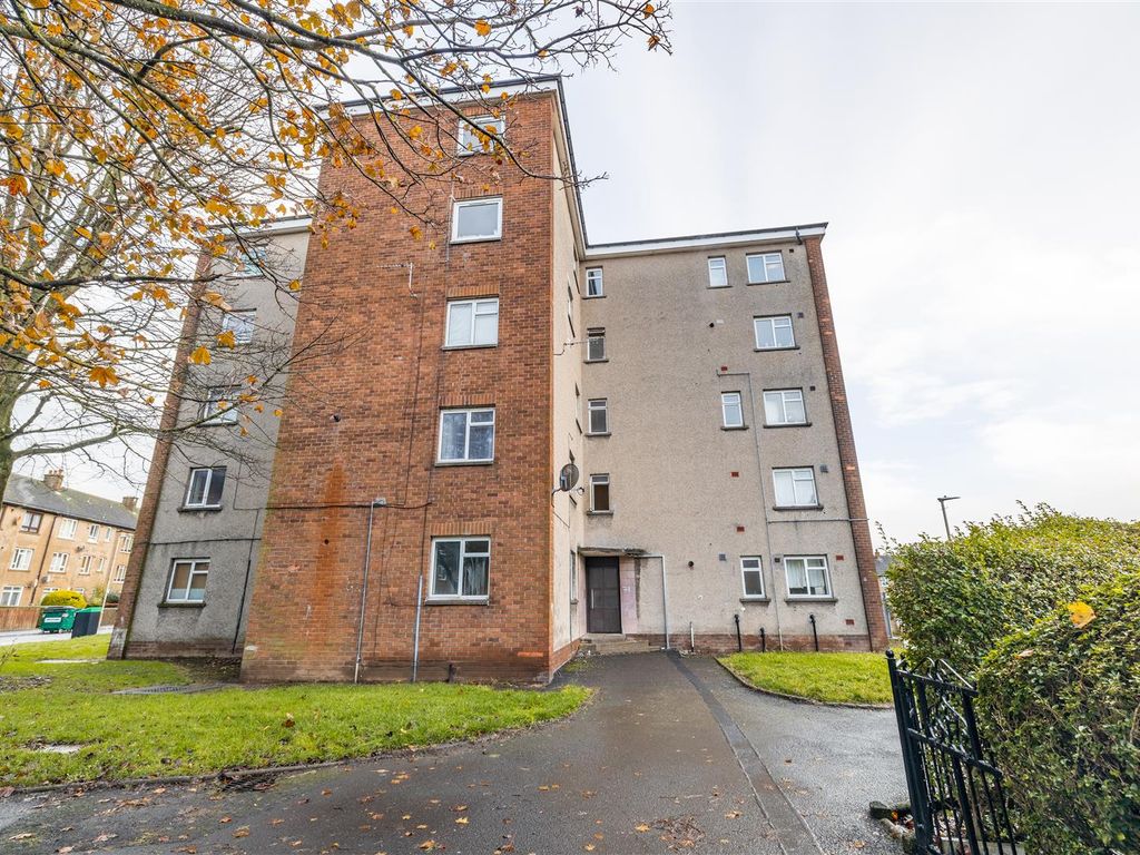 2 bed flat for sale in Kemnay Gardens, Dundee DD4, £60,000 Zoopla