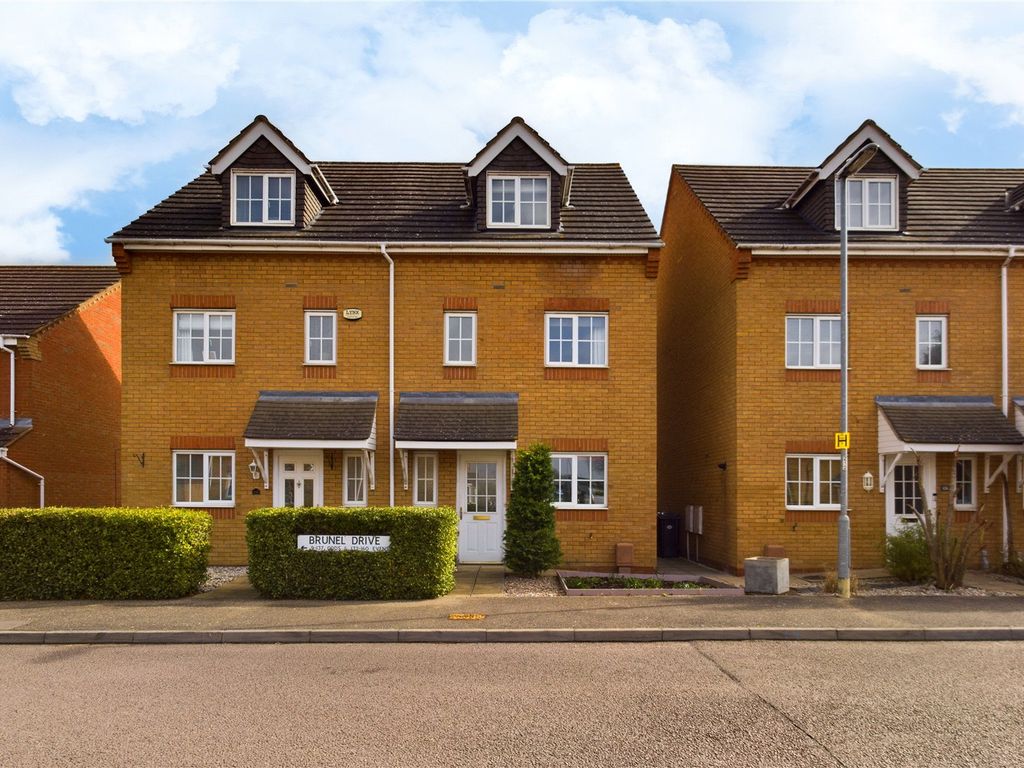 4 bed semidetached house for sale in Brunel Drive, Biggleswade