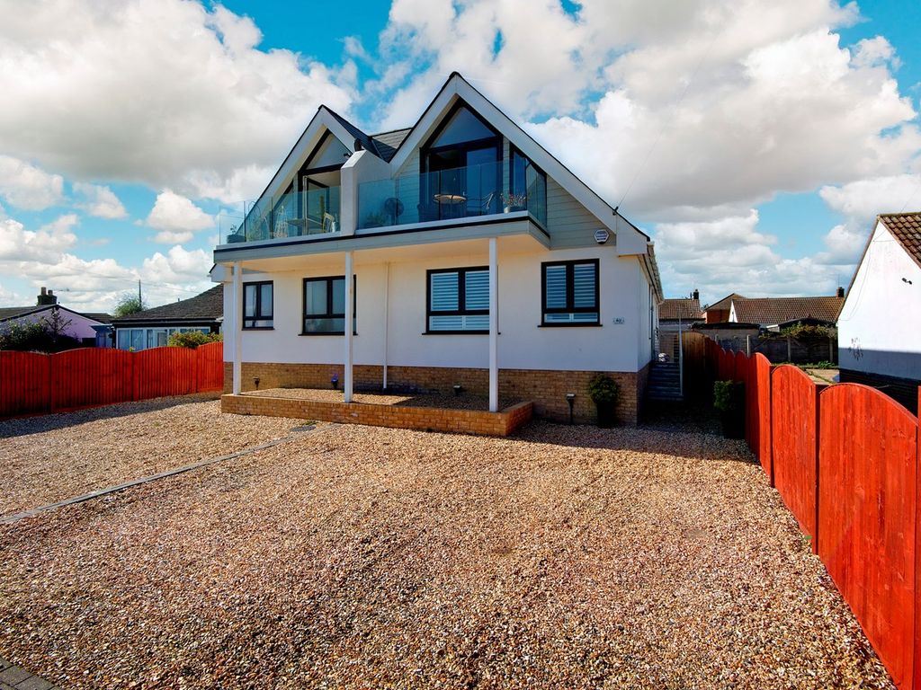 3 bed semidetached house for sale in Jetty Road, Warden, Sheerness