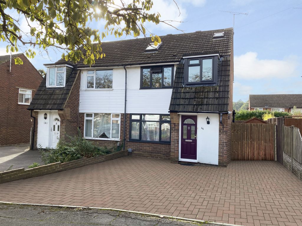 4 bed semidetached house for sale in Northwood Avenue, Knaphill