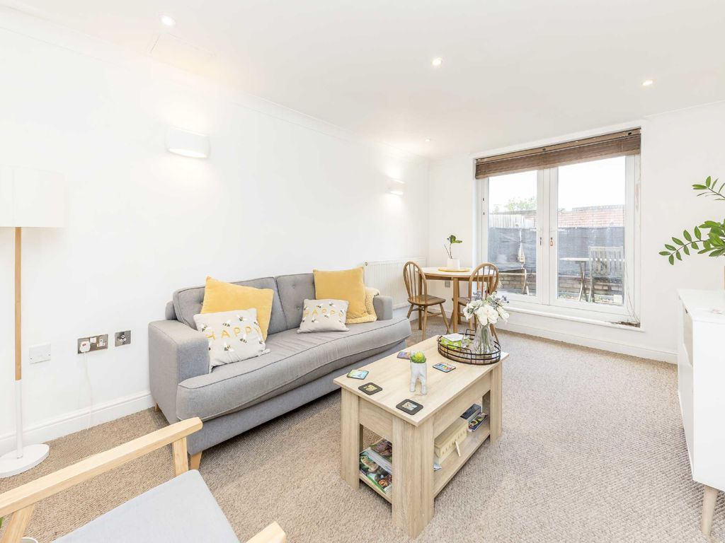 2 bed flat for sale in Lavender Hill, London SW11, £500,000 Zoopla