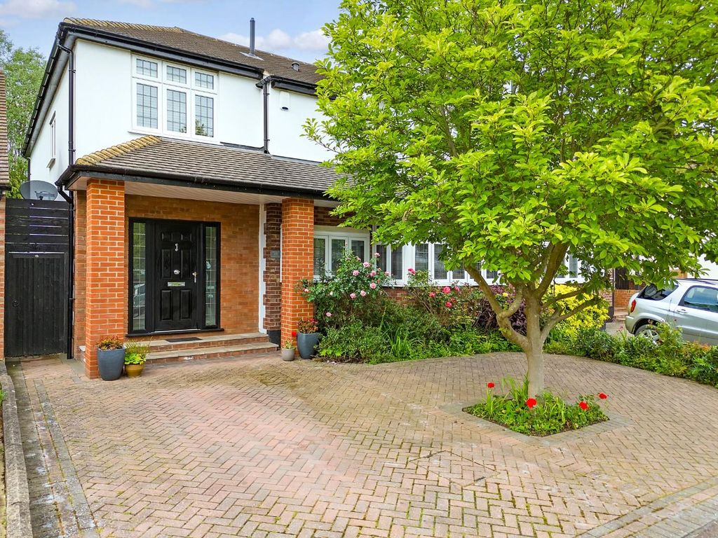 4 bed semidetached house for sale in Woodland Way, Theydon Bois